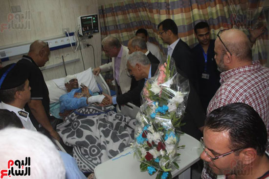 محافظ جنوب سيناء يزور مساعد مدير الأمن ونجله بمستشفى الطور العام (4)