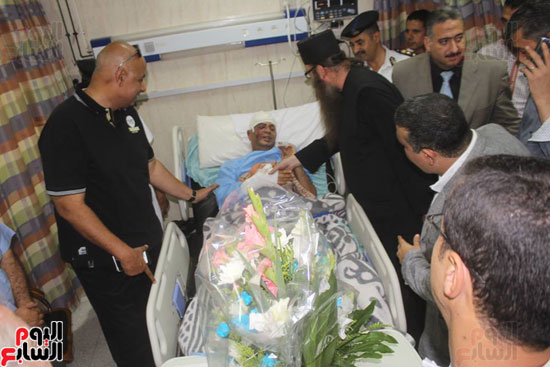 محافظ جنوب سيناء يزور مساعد مدير الأمن ونجله بمستشفى الطور العام (5)