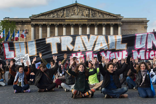 احتجاجات امام البرلمان الفرنسى (2)
