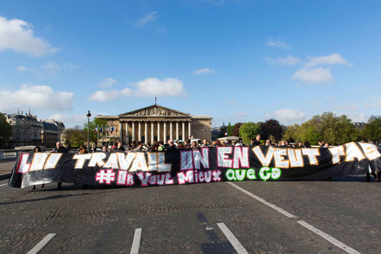 احتجاجات امام البرلمان الفرنسى (7)