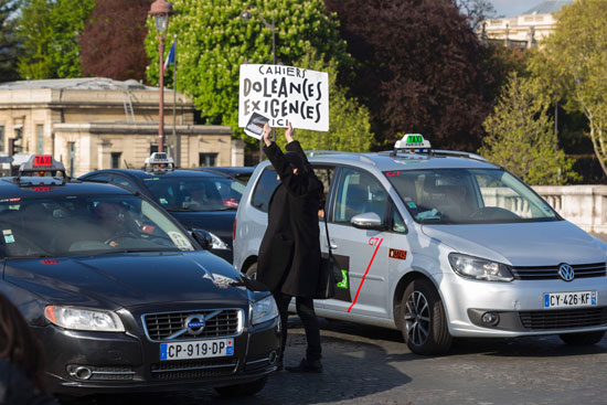 احتجاجات امام البرلمان الفرنسى (8)