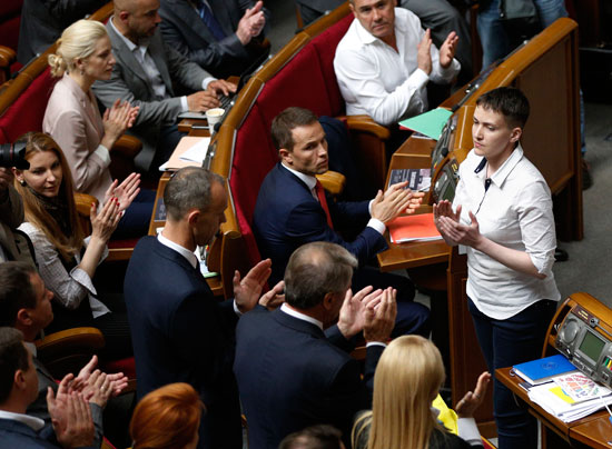 الطيارة سافشينكو تؤدى اليمين القانونية نائبة فى البرلمان الأوكرانى (2)