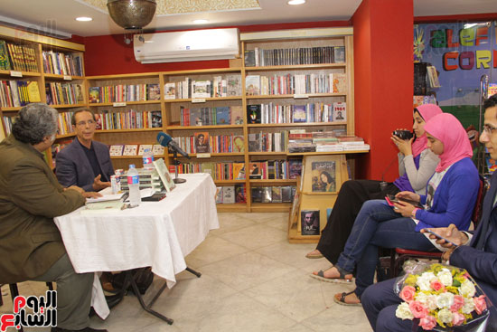 مكتبة ألف تكرم  ربعى المدهون أثناء مناقشة روايته مصائر (3)