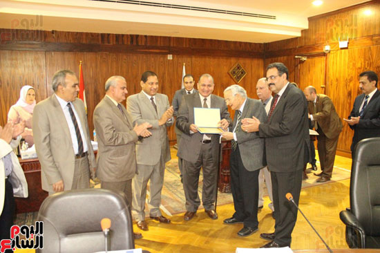 مجلس جامعة طنطا يكرم الحاصلين على جوائز الدولة العلمية (7)