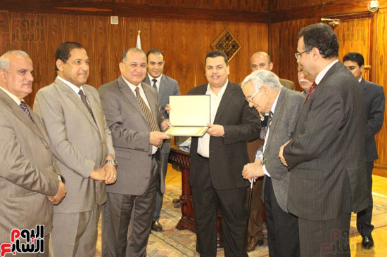 مجلس جامعة طنطا يكرم الحاصلين على جوائز الدولة العلمية (8)