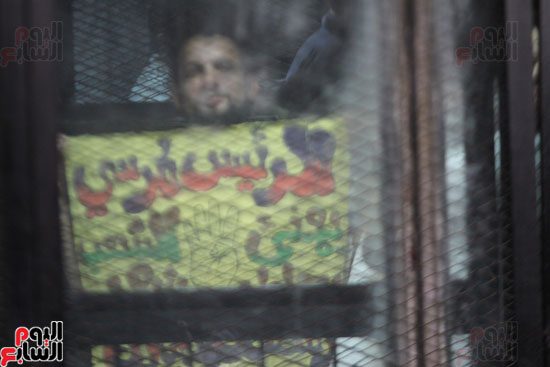 متهم إخوانى يرفع لافتة مرسى يهنئ الشعب برمضان