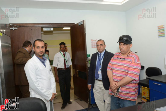 محافظ الأقصر يلتقى مدير الهلال الأحمر الإماراتى لتسلم معونات رمضان (3)