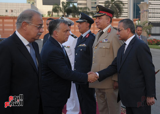 شريف اسماعيل يستقبل رئيس الوزراء المجرى  (8)