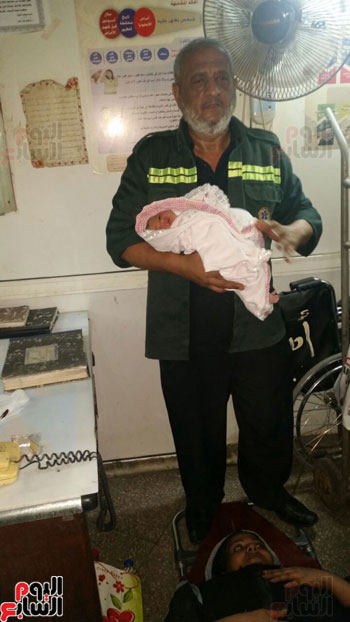 سيدة تضع مولودها بالمترو والإسعاف تنقلها للمستشفى (4)
