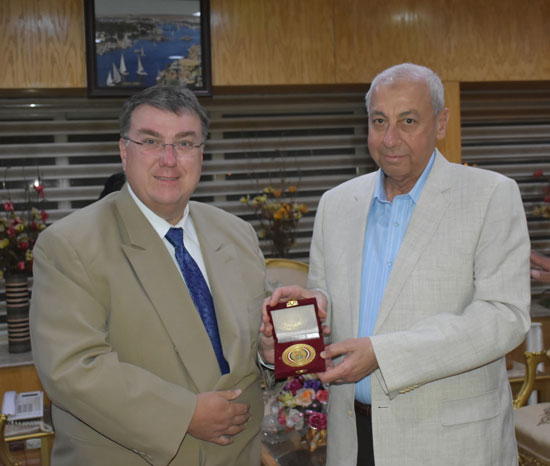 لقاء--محافظ-أسوان--مع-وفد-جامعة-تنسي-الامريكية--(2)