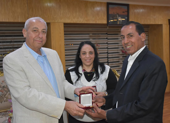 لقاء--محافظ-أسوان--مع-وفد-جامعة-تنسي-الامريكية--(4)