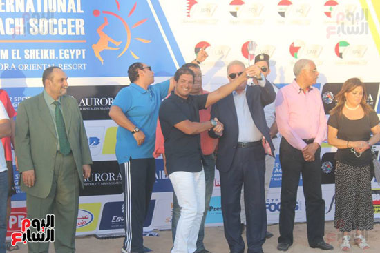 خالد فودة محافظ جنوب سيناء يسلم كأس البطولة (1)