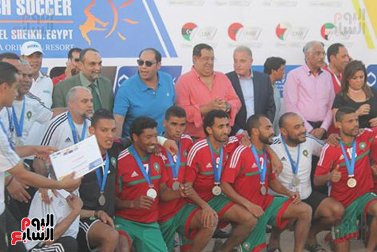 خالد فودة محافظ جنوب سيناء يسلم كأس البطولة (2)