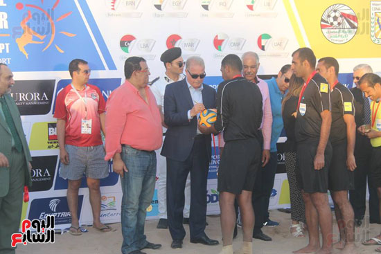 خالد فودة محافظ جنوب سيناء يسلم كأس البطولة (4)