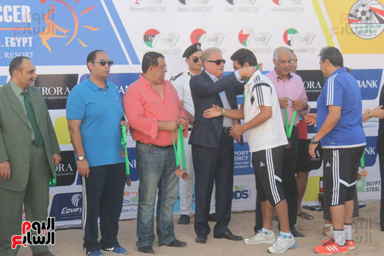 خالد فودة محافظ جنوب سيناء يسلم كأس البطولة (5)