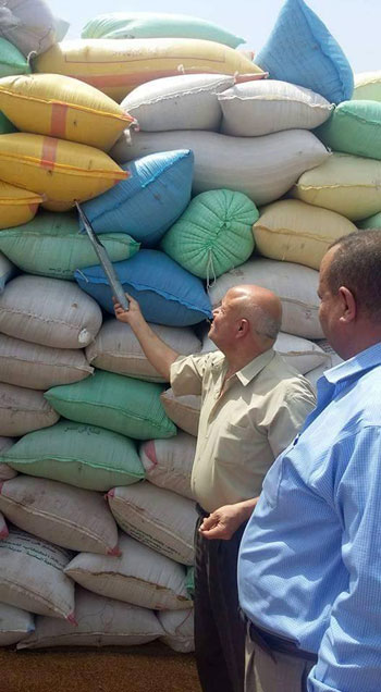 وكيل وزارة الزراعية بالغربية يتفقد شون القمح (4)