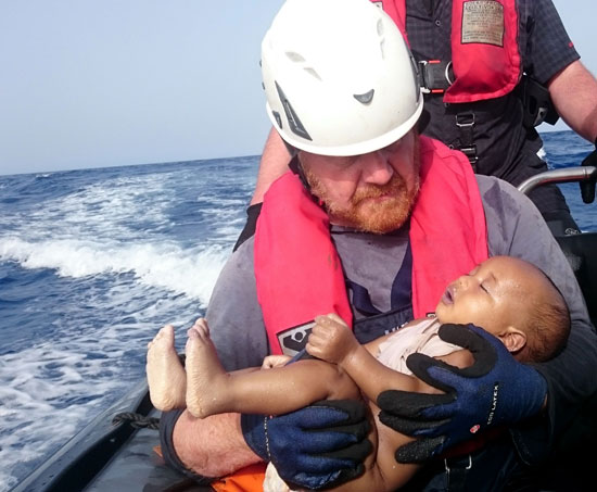 طفل-مهاجر-توفى-غرقا-(1)