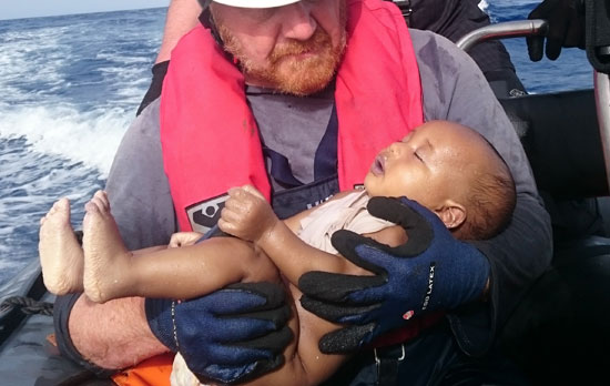 طفل-مهاجر-توفى-غرقا-(3)