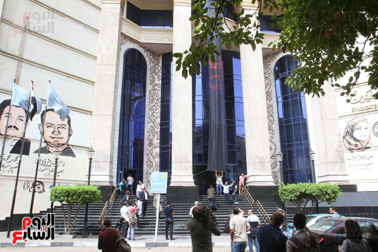 الصحفيون يضعون شارة سوداء على مقر النقابة احتجاجا على اقتحام قوات الأمن لها (3)