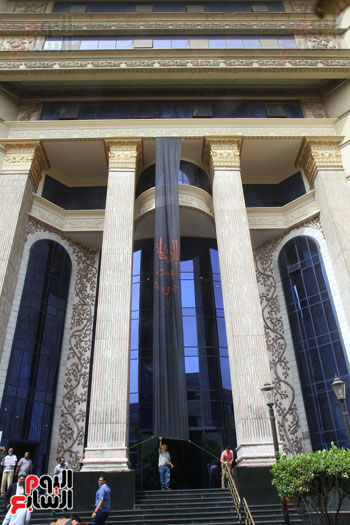 الصحفيون يضعون شارة سوداء على مقر النقابة احتجاجا على اقتحام قوات الأمن لها (4)