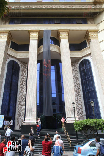 الصحفيون يضعون شارة سوداء على مقر النقابة احتجاجا على اقتحام قوات الأمن لها (5)