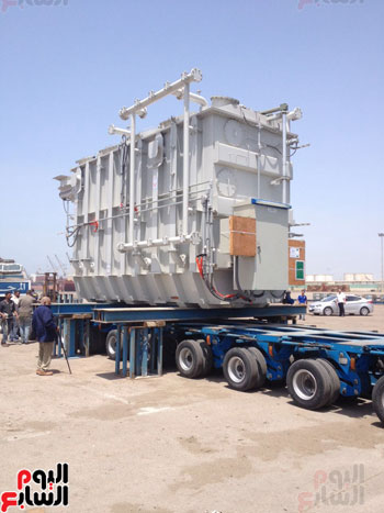 ميناء دمياط يستقبل السفينةهونج اكسينجمحملة بمحولات كهربائية ضخمة (1)
