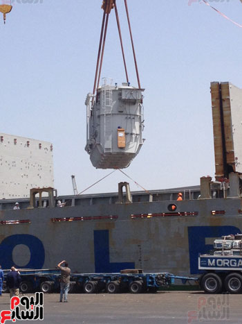 ميناء دمياط يستقبل السفينةهونج اكسينجمحملة بمحولات كهربائية ضخمة (3)