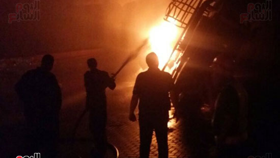 السيطرة على حريق ميناء شرق بورسعيد بعد اشتعال 70 طن زيوت و20 حاوية (9)