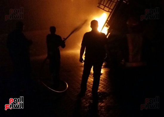 السيطرة على حريق ميناء شرق بورسعيد بعد اشتعال 70 طن زيوت و20 حاوية (13)