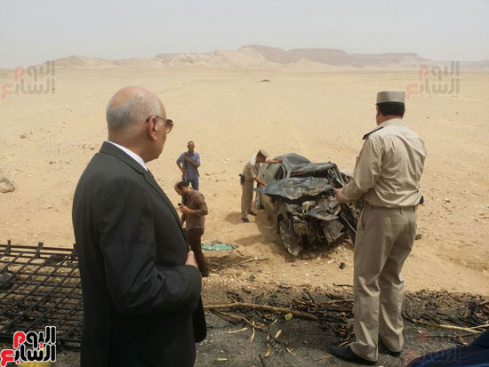 مدير أمن قنا ينتقل لموقع حادث تصادم 3 سيارات بالطريق الصحراوى الغربى (4)