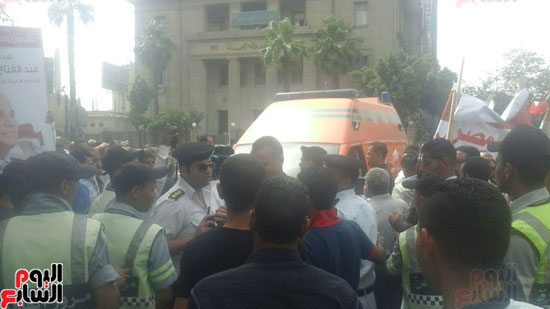 مجهولون يعتدون على طاقم قناة فرانس 24 أمام الصحفيين  (1)