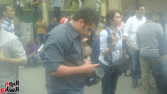 مجهولون يعتدون على طاقم قناة فرانس 24 أمام الصحفيين  (3)