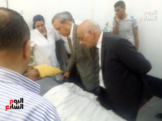  عبد الحميد الهجان محافظ قنا ومدير الأمن يطمئنان على مصابى حادث الطريق الصحراوى (1)