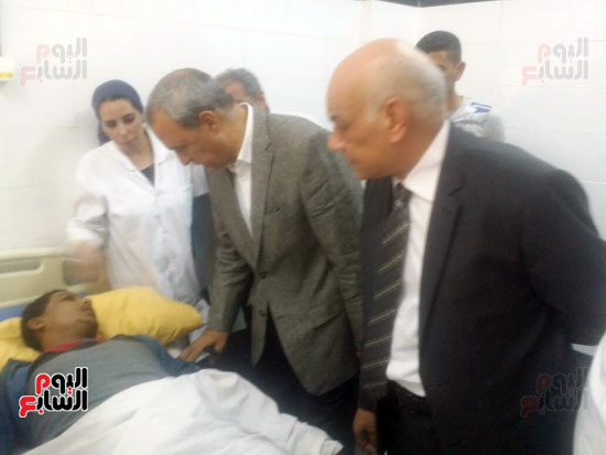  عبد الحميد الهجان محافظ قنا ومدير الأمن يطمئنان على مصابى حادث الطريق الصحراوى (2)