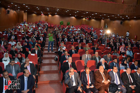  تكريم 75 باحثًا فى احتفالية عيد العلم بجامعة المنصورة (2)
