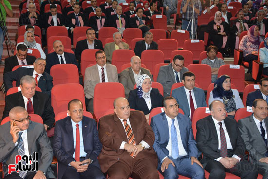  تكريم 75 باحثًا فى احتفالية عيد العلم بجامعة المنصورة (3)