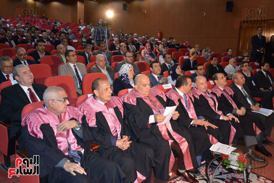  تكريم 75 باحثًا فى احتفالية عيد العلم بجامعة المنصورة (5)