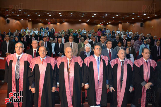  تكريم 75 باحثًا فى احتفالية عيد العلم بجامعة المنصورة (6)