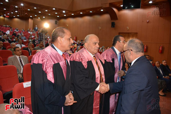  تكريم 75 باحثًا فى احتفالية عيد العلم بجامعة المنصورة (10)