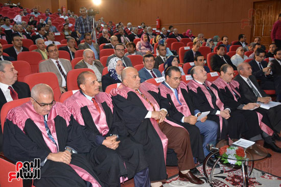  تكريم 75 باحثًا فى احتفالية عيد العلم بجامعة المنصورة (11)