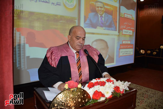  تكريم 75 باحثًا فى احتفالية عيد العلم بجامعة المنصورة (13)
