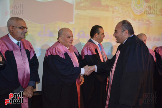  تكريم 75 باحثًا فى احتفالية عيد العلم بجامعة المنصورة (15)