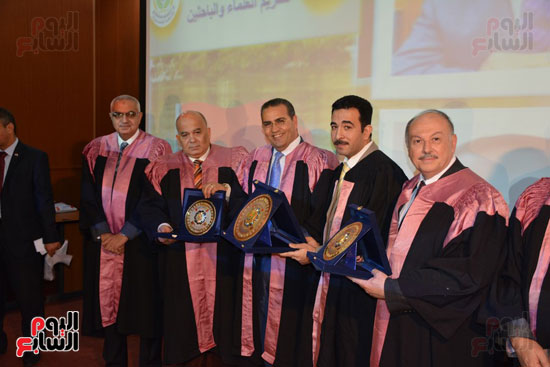  تكريم 75 باحثًا فى احتفالية عيد العلم بجامعة المنصورة (17)