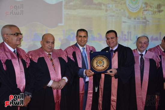  تكريم 75 باحثًا فى احتفالية عيد العلم بجامعة المنصورة (18)