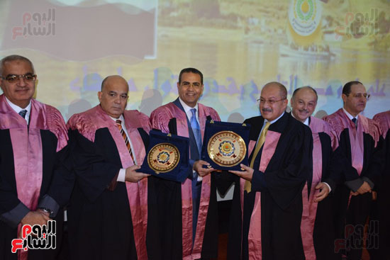  تكريم 75 باحثًا فى احتفالية عيد العلم بجامعة المنصورة (19)