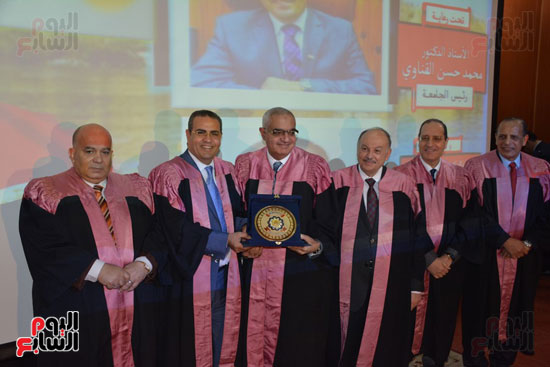  تكريم 75 باحثًا فى احتفالية عيد العلم بجامعة المنصورة (20)