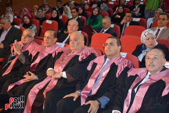  تكريم 75 باحثًا فى احتفالية عيد العلم بجامعة المنصورة (7)