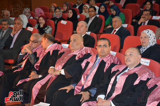  تكريم 75 باحثًا فى احتفالية عيد العلم بجامعة المنصورة (9)