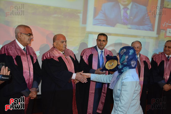  تكريم 75 باحثًا فى احتفالية عيد العلم بجامعة المنصورة (21)