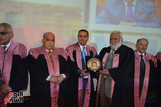  تكريم 75 باحثًا فى احتفالية عيد العلم بجامعة المنصورة (22)
